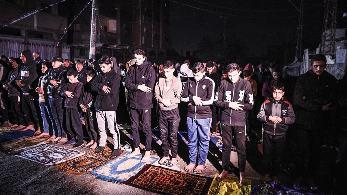 Gazzeliler, İlk Teravih Namazını İsrail Saldırısında Yıkılan Caminin Enkazında Kıldı