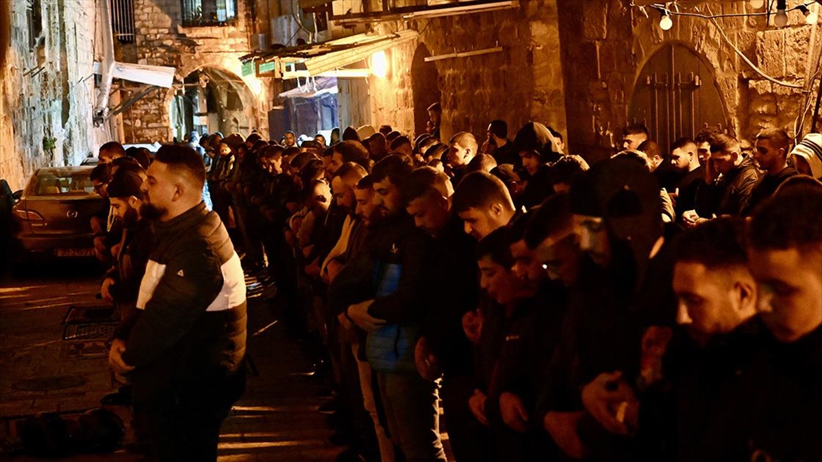 İsrail Polisi, Yüzlerce Filistinlinin Mescid-i Aksa'ya Girişini Engelledi