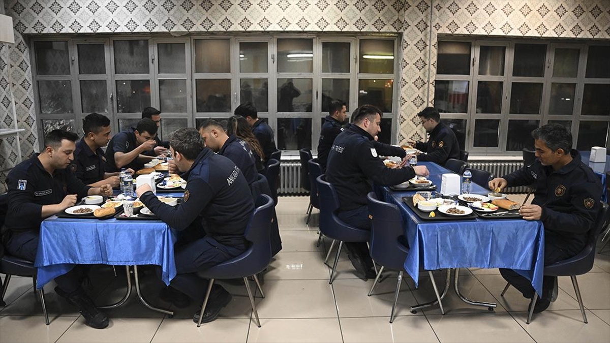 İitfaiyeciler İlk Sahuru Mesaide Yaptı