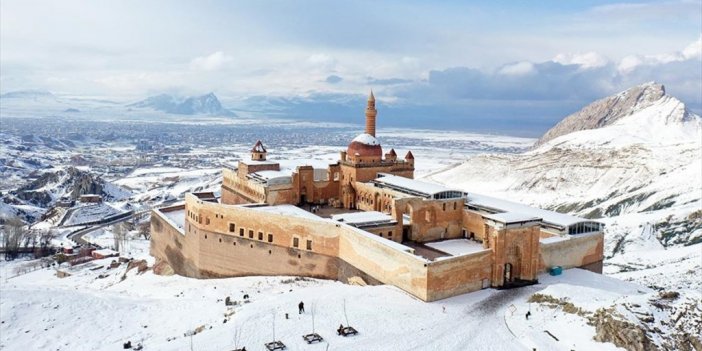 Tarihi İshak Paşa Sarayı Martta Karla Kaplandı