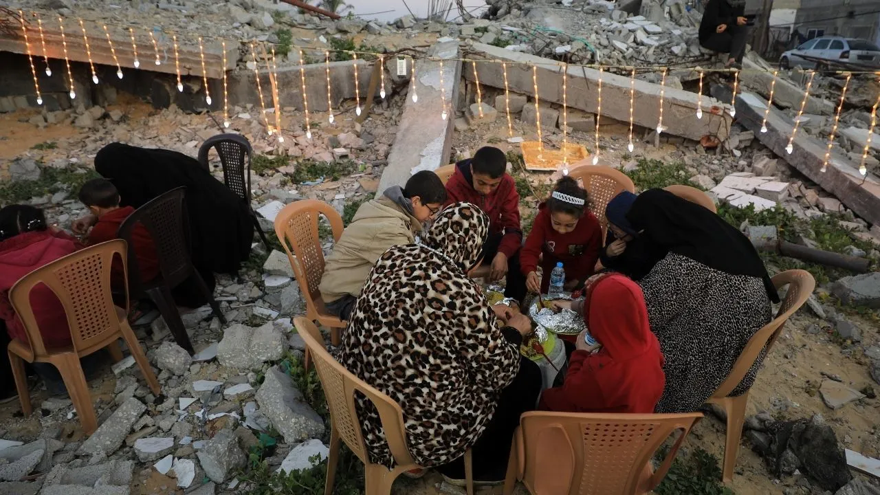 Filistinliler yıkılan evlerinin enkazı üstünde ilk iftarını yaptı