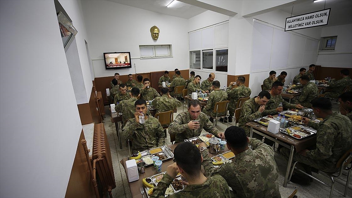 Sınırda Görevli Mehmetçik İlk İftarı Yaptı