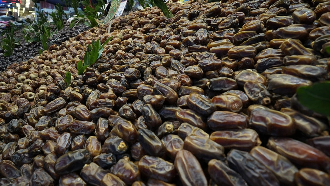 Hurma böyle gözüküyorsa yanına bile yaklaşmayın. Islak gözüken hurmalar için uyarı geldi. Taze hurma nasıl anlaşılır?