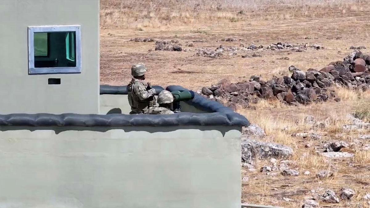 Yasa Dışı Yollarla Sınırdan Geçmeye Çalışan 4'ü Terörist 46 Kişi Yakalandı