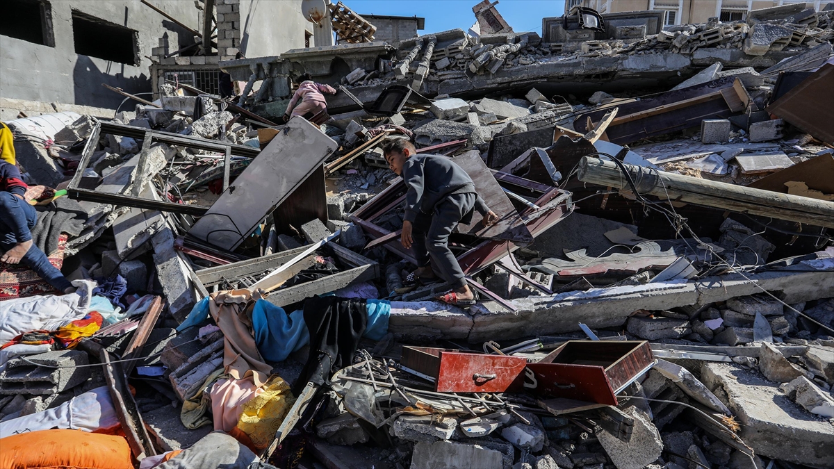 İsrail'in Bombaladığı Han Yunus'ta Filistinliler, Şiddetli Yıkım Nedeniyle Evlerini Bulmakta Zorlanıyor