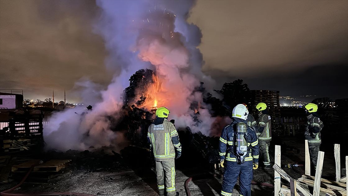 Bursa'da Palet Fabrikasında Çıkan Yangın Söndürüldü