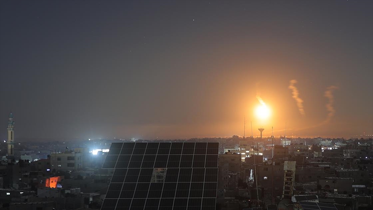 İsrail'in Gazze'ye Gece Boyu Düzenlediği Saldırılarda Çok Sayıda Filistinli Öldürüldü