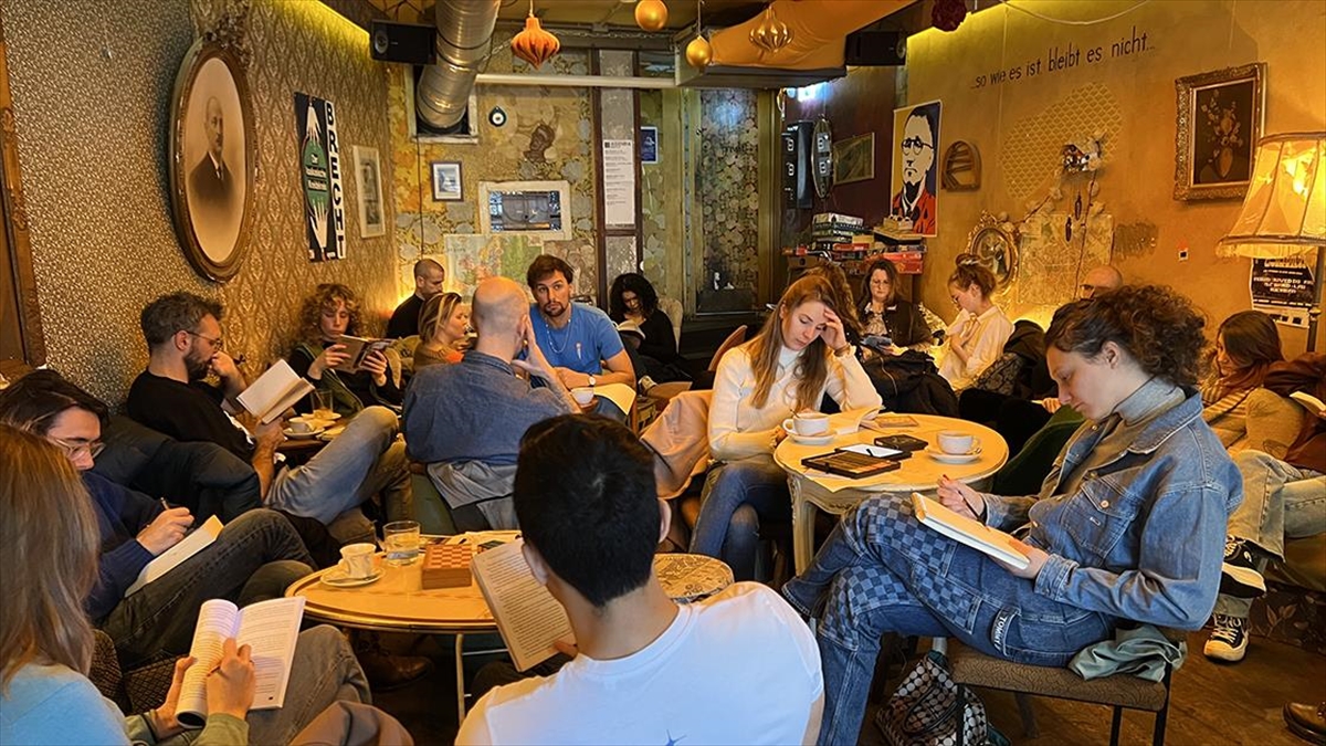 Hollanda'da Sosyal Medyadan Uzak Durmak İsteyenler "çevrim Dışı Kulüp"te Toplanıyor