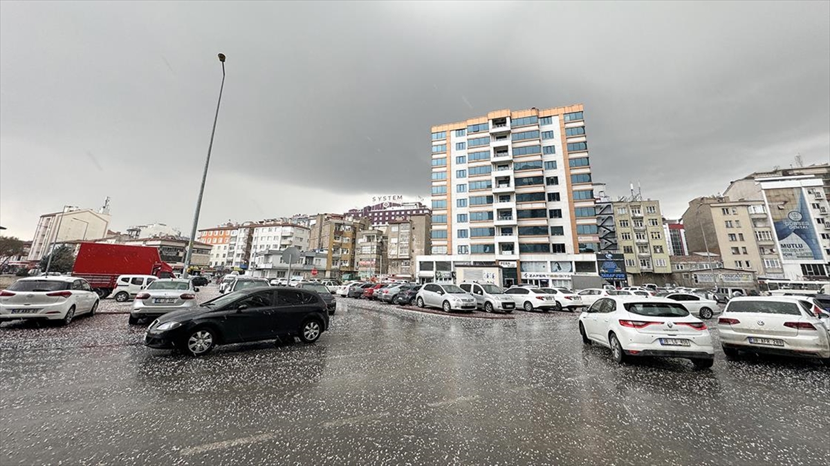 Kayseri'de 10 Dakika Süren Dolu Yolları Ve Araçların Üzerini Kapladı