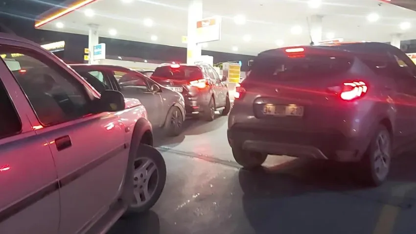 Zam öncesinde akaryakıt istasyonlarında kuyruk oluştu