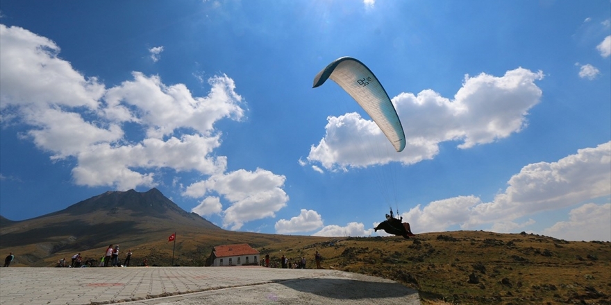 Yamaç Paraşütünde Dünyanın Gözü Hasan Dağı'nda