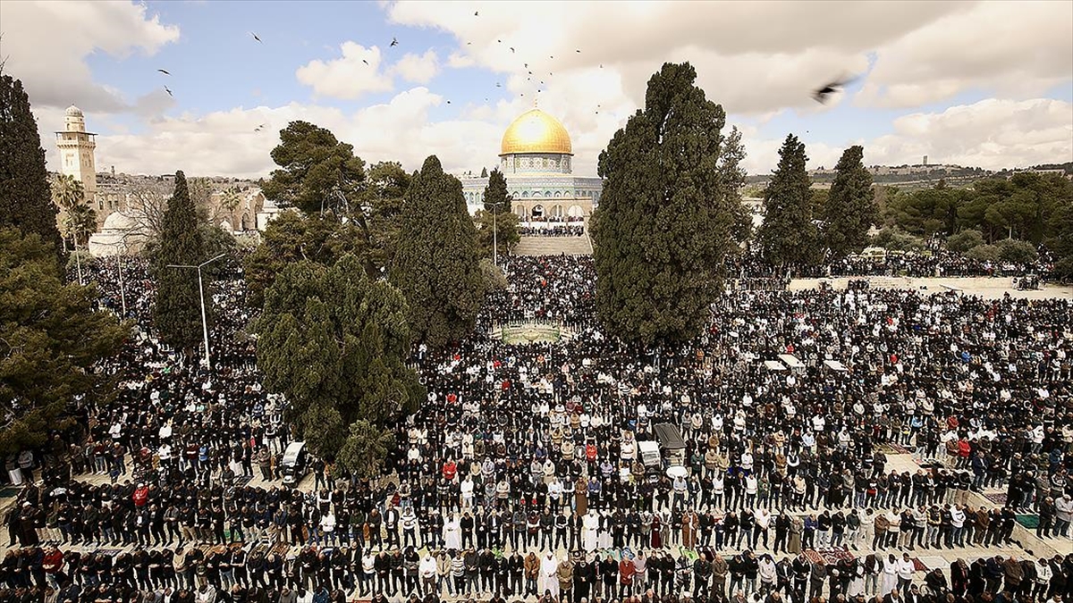 İsrail'in Kısıtlamalarına Rağmen 80 Bin Filistinli Ramazan Ayının İlk Cuma Namazını Mescid-i Aksa'da Eda Etti