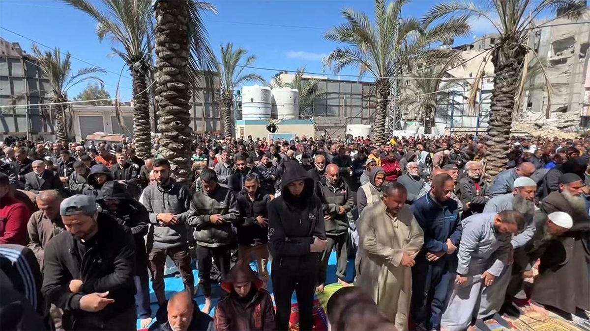 Gazze'nin Kuzeyinde Kılınan Ramazanın İlk Cuma Namazı, İsrail'in Camilere Yönelik Yıkımını Ortaya Çıkardı