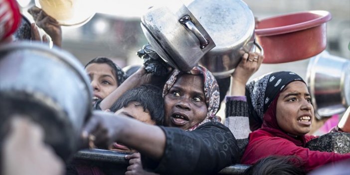İsrail’in Kıtlığa Sürüklediği Gazze'deki Yaşlı Kadın, Torunlarını Otla Doyurmaya Çalışıyor