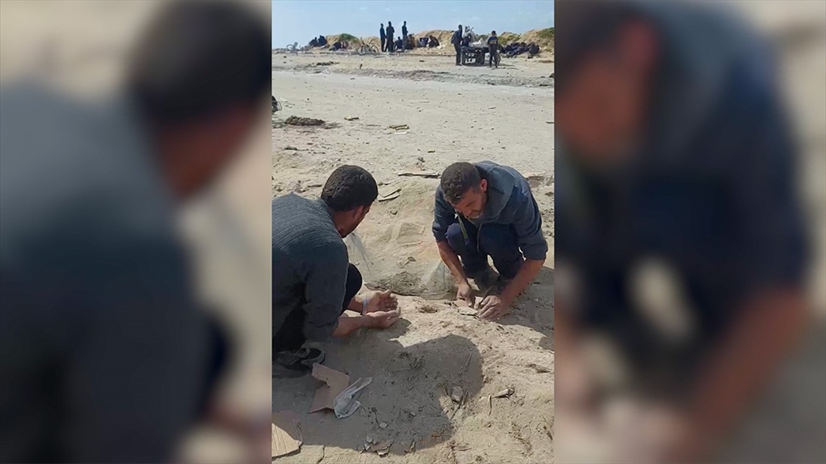 Gazzeli Babalar, Çocuklarına Yemek Götürebilmek İçin Kumlar Arasında Yiyecek Toplamaya Çalışıyor