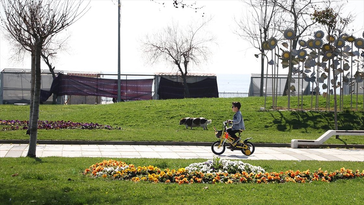 Tekirdağ'da Vatandaşlar Güneşli Havayı Sahilde Değerlendirdi