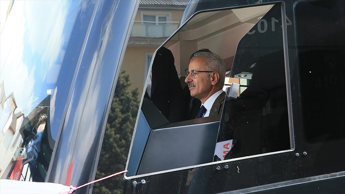 Bakan Uraloğlu, Kocaeli Şehir Hastanesi Tramvayının İlk Seferini Gerçekleştirdi