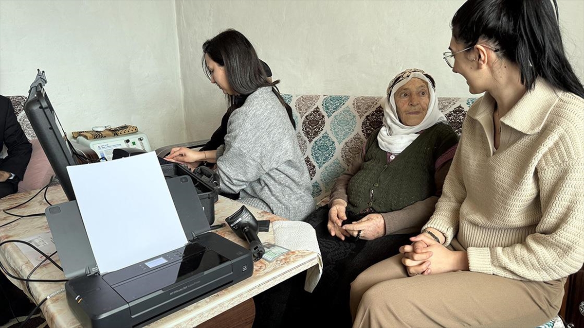 Yaşlıların Ayağına Kadar Gidip Kimliklerini Evlerinde Yeniliyorlar