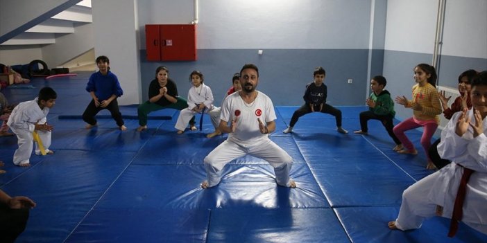 Konteyner Kentte Çalışan Antrenör, Depremzede Çocukları Karateyle Tanıştırıyor