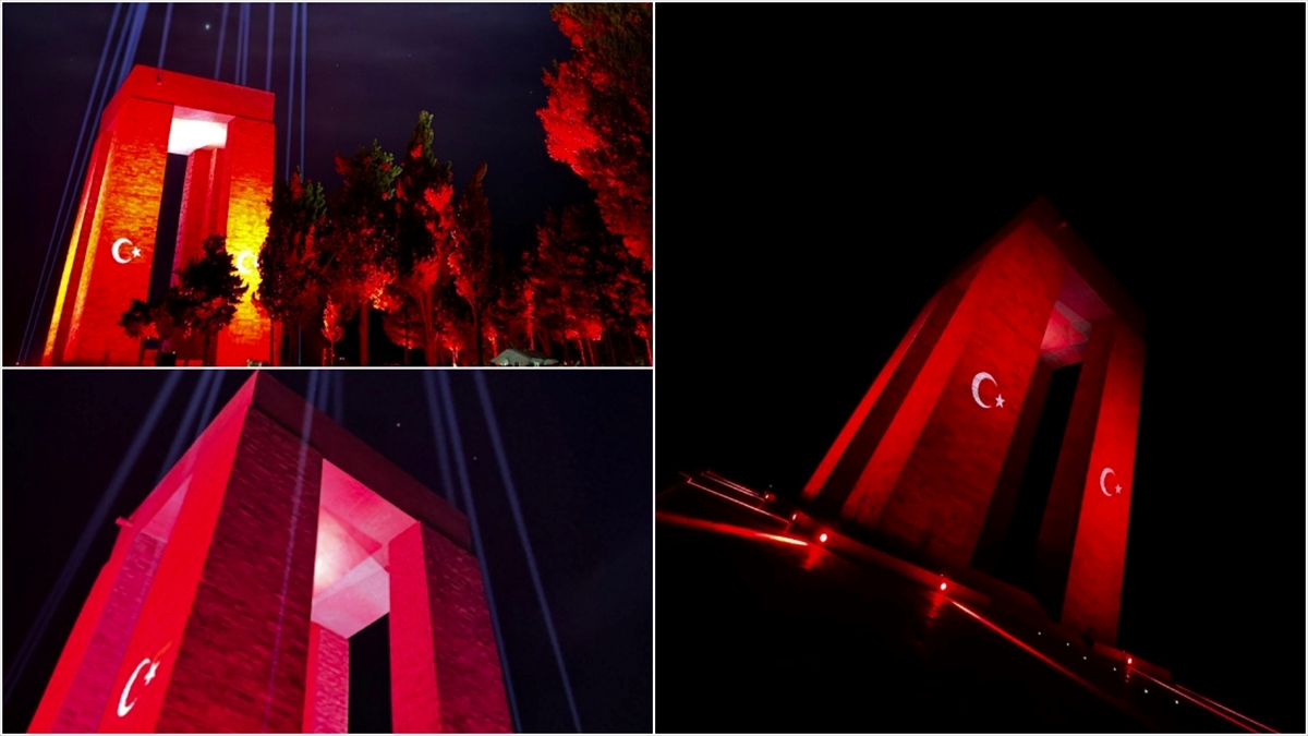 Çanakkale Şehitler Abidesi'ne Türk Bayrağı Yansıtıldı