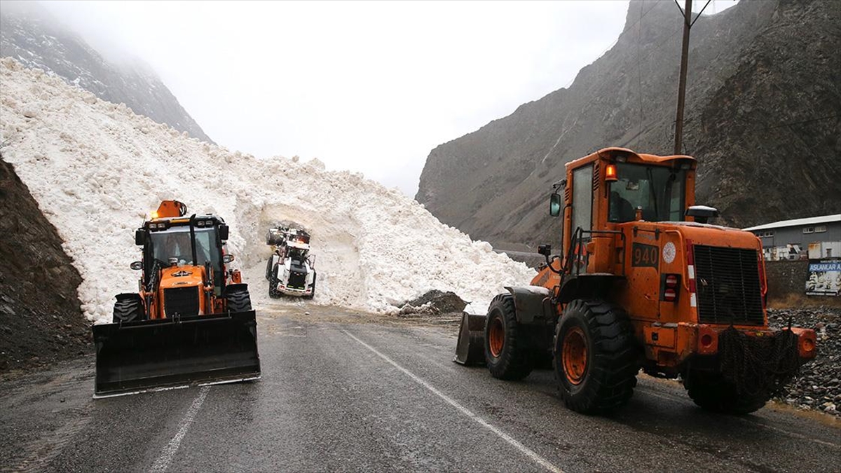Hakkari-çukurca Kara Yolu Çığ Nedeniyle Kapandı