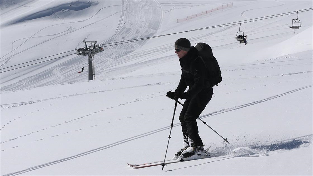 Kayak Merkezlerinde En Fazla Kar Kalınlığı 192 Santimetreyle Hakkari'de Ölçüldü