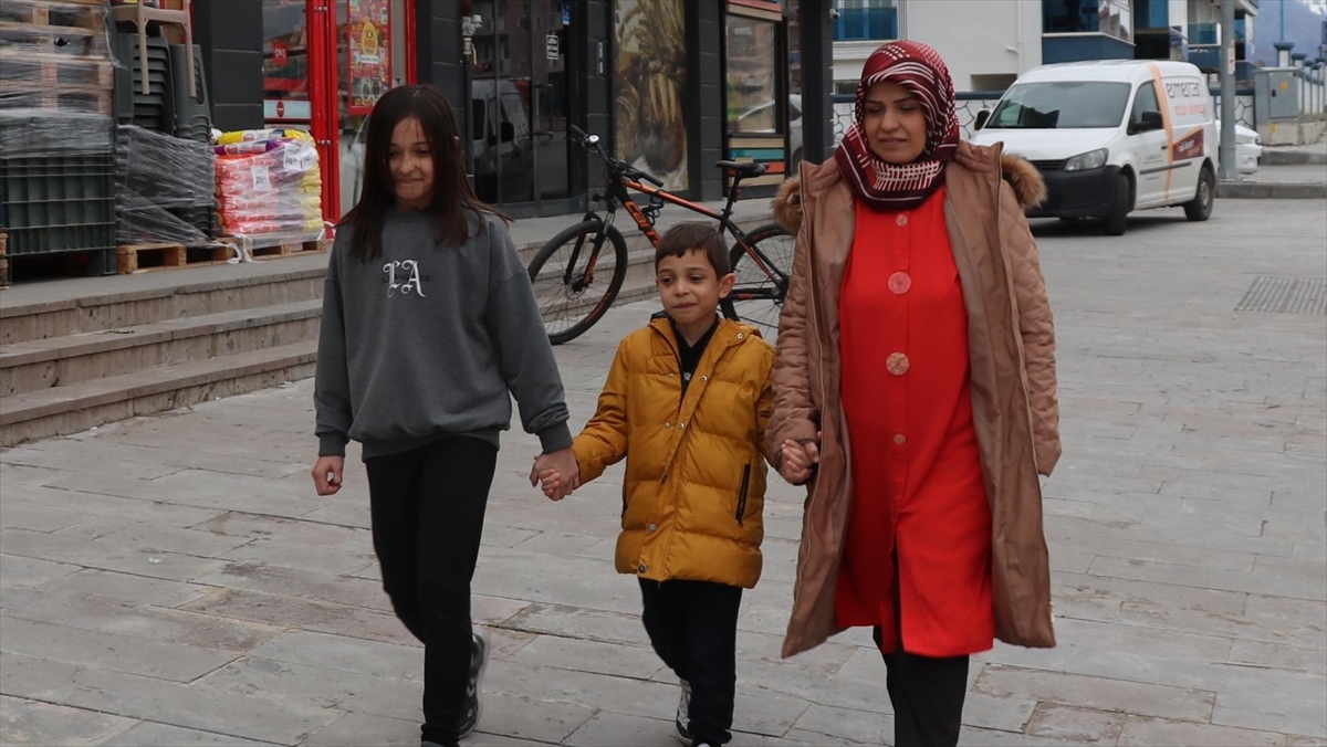 Erzincan'da Çocuğu Sahipsiz Köpeklerin Saldırısına Uğrayan Anne Çözüm Bekliyor