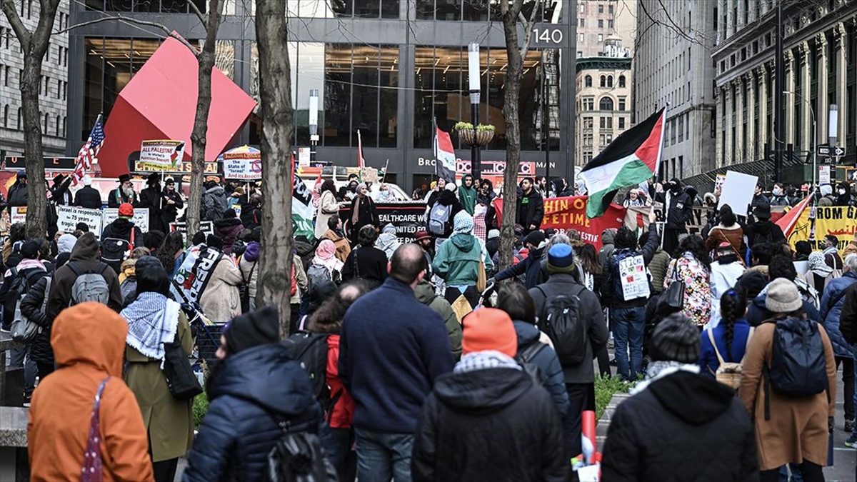 İsrail'in Gazze'deki Şifa Hastanesi'ne Saldırısı New York'ta Protesto Edildi