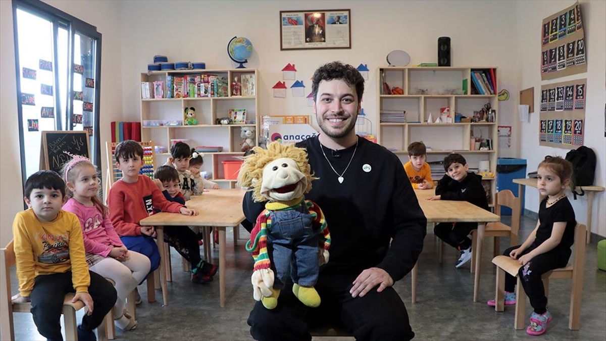 Vantrilok Öğretmen, Kukla Gösterisi Ve Müzik Eşliğinde Çocuklara İngilizceyi Sevdiriyor