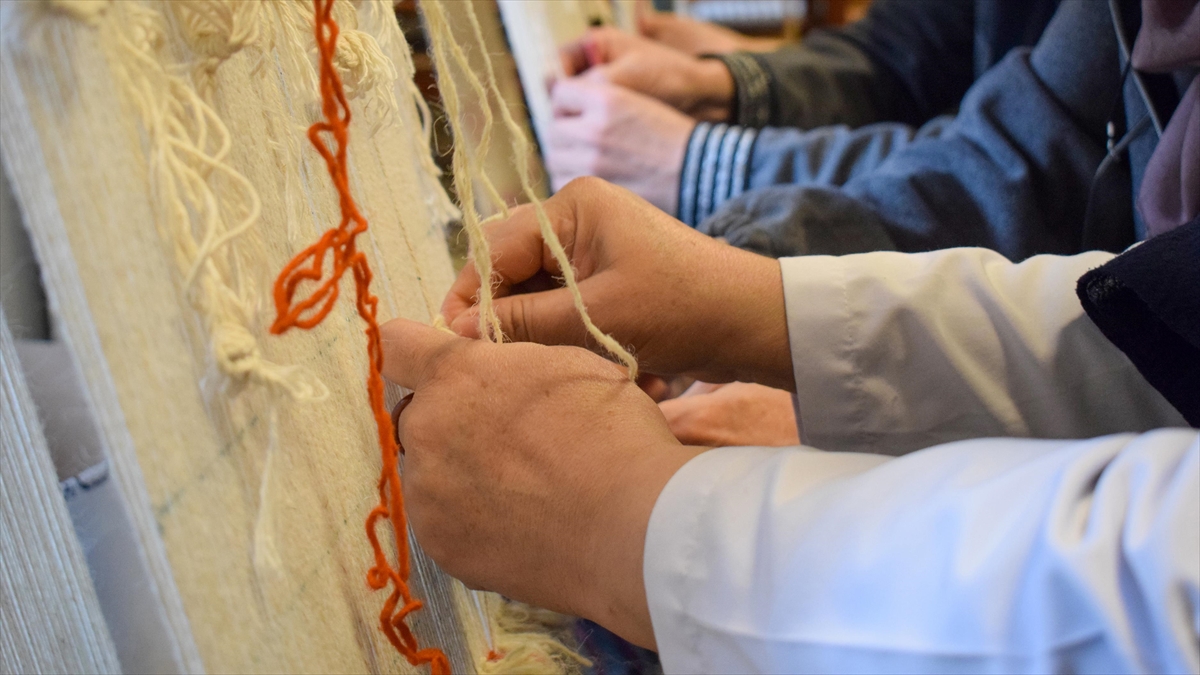 Malatya'da Kadınlar Halı Dokuyarak "hayata Dokunuyor"