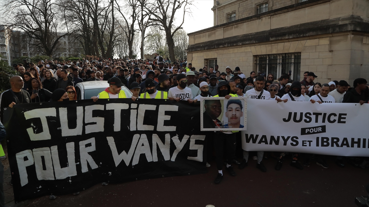 Fransa'da Motosikletli Gencin Polis Kovalamacasında Ölümü Protesto Edildi