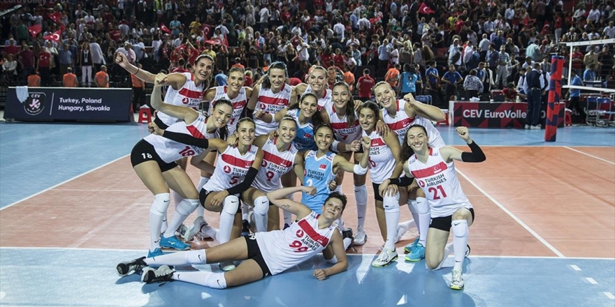 A Milli Kadın Voleybol Takımı Avrupa Şampiyonasına Galibiyetle Başladı