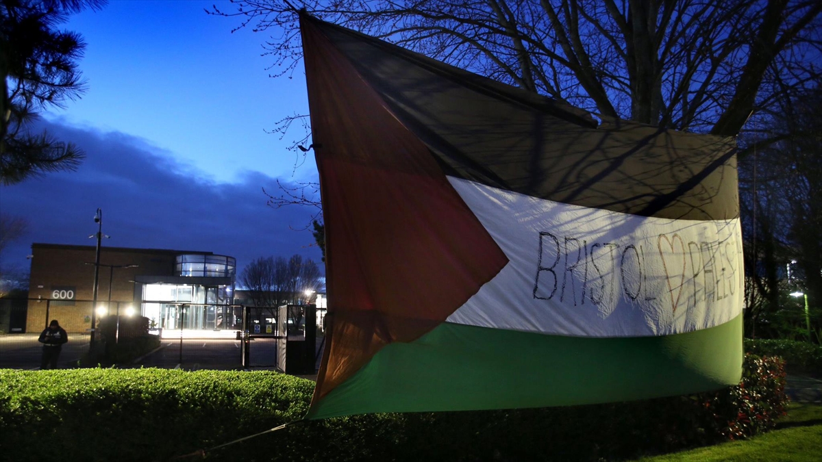 İngiltere'de Filistin Destekçisi Aktivistler İsrailli Silah Şirketi Önünde Çadır Kurdu