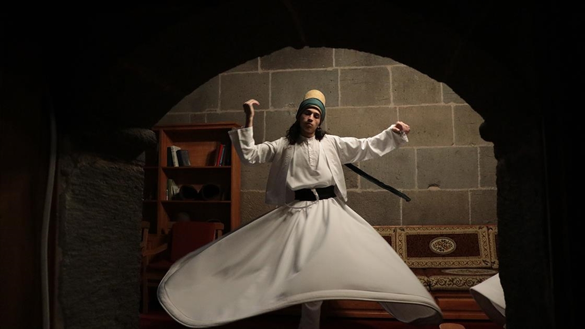 Mevlana'nın Hocası Seyyid Burhaneddin'in Ders Verdiği "hücrede" Tasavvufla Buluşuyorlar