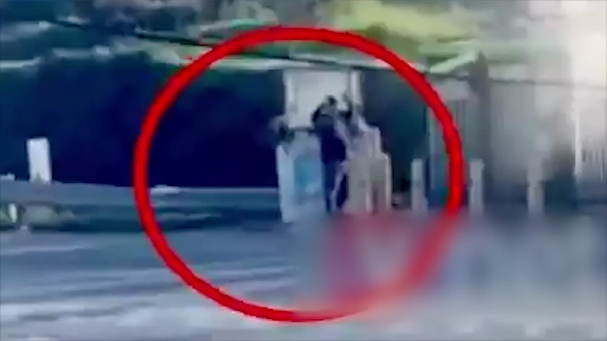 İsrail Askerinin Batı Şeria'da Elleri Havada Yaşlı Bir Filistinliyi Öldürdüğü Ortaya Çıktı