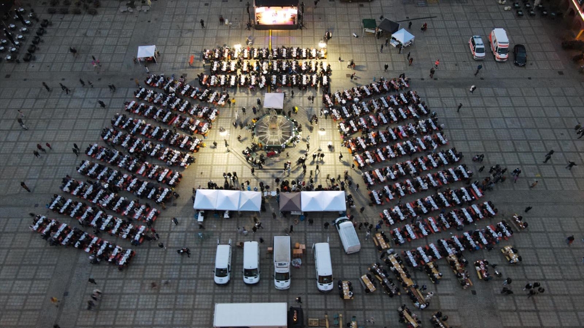 Almanya'da Düzenlenen Açık Hava İftarına Yaklaşık 3 Bin Kişi Katıldı