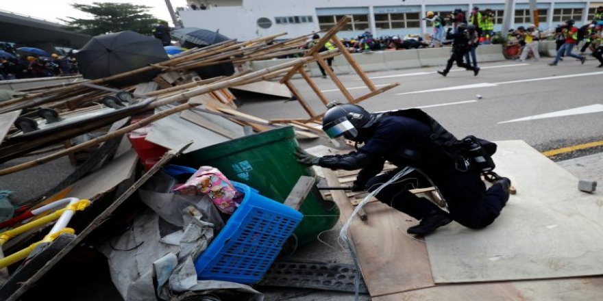 Hong Kong'da sokaklar savaş alanı