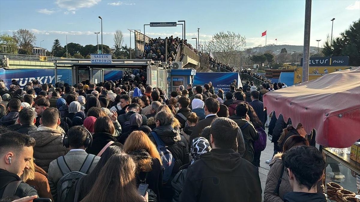 Altunizade'de Metrobüs Arızası Nedeniyle Yoğunluk Oluştu