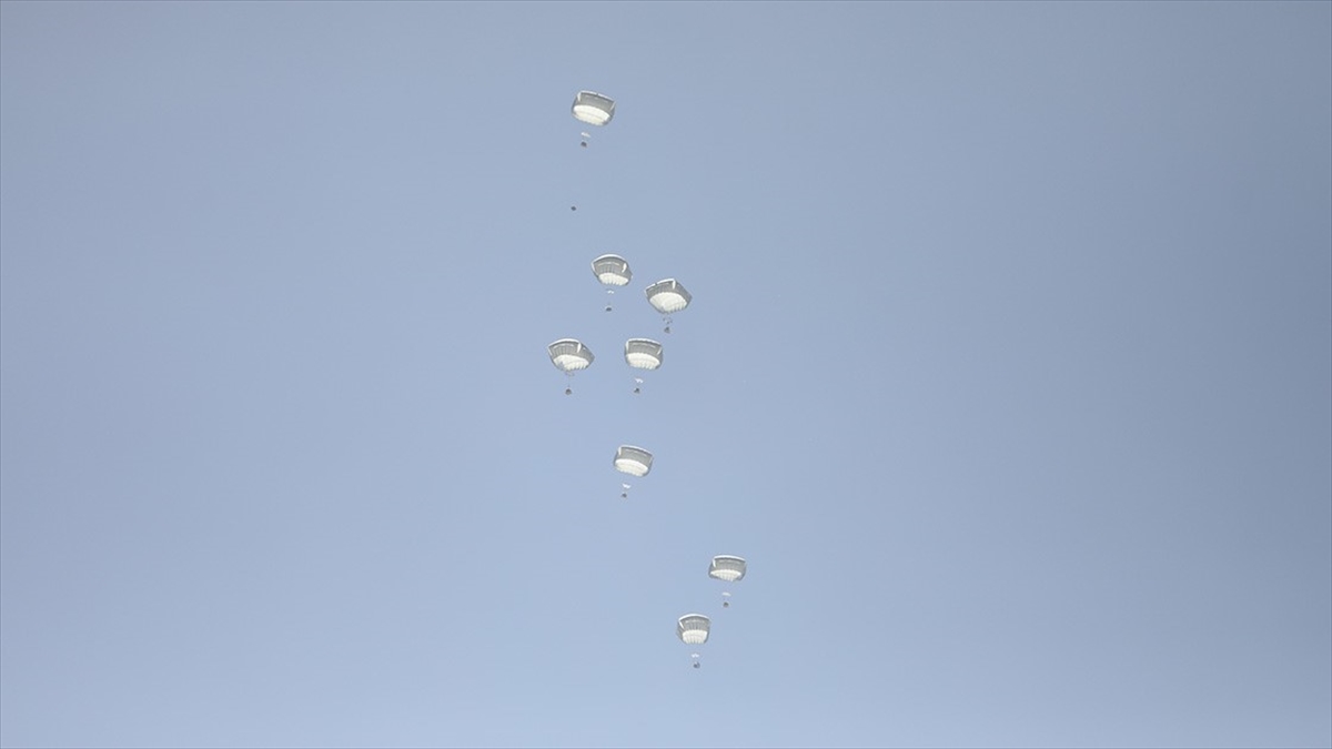 Ürdün, 6 Ülkenin Katılımıyla Gazze'nin Kuzeyine Havadan Yardım İndirdi