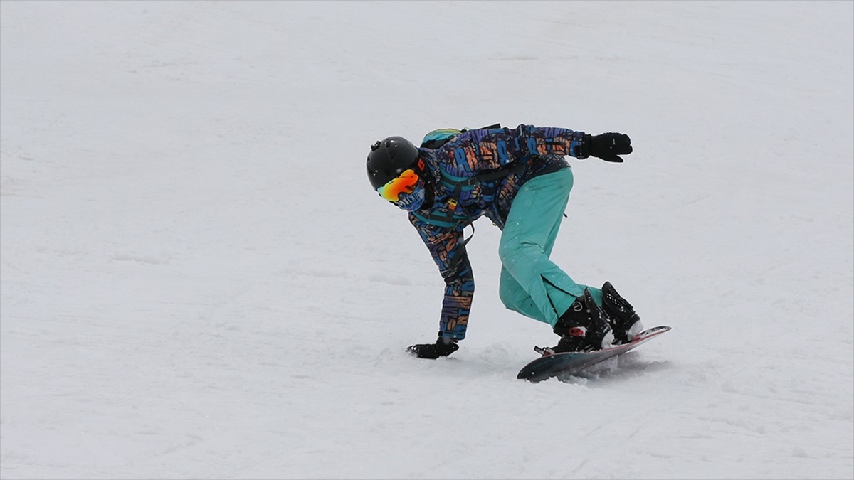 Kayak Merkezlerinde En Fazla Kar Kalınlığı 232 Santimetreyle Hakkari'de Ölçüldü