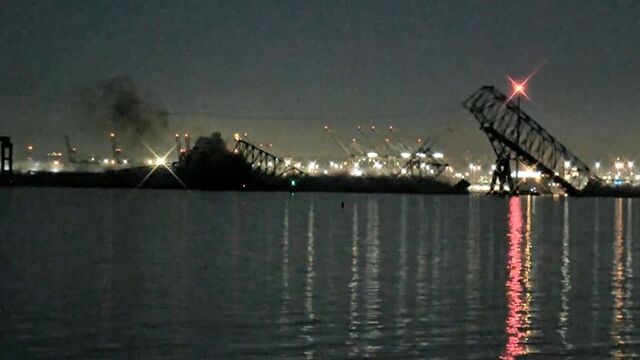 ABD'de gemi köprüye çarptı: Üzerinde araçların bulunduğu köprü yıkıldı!