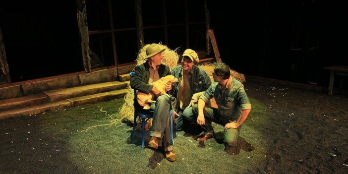 Sokaktan Kurtarılan Köpek "Şebo" Tiyatro Sahnesinde