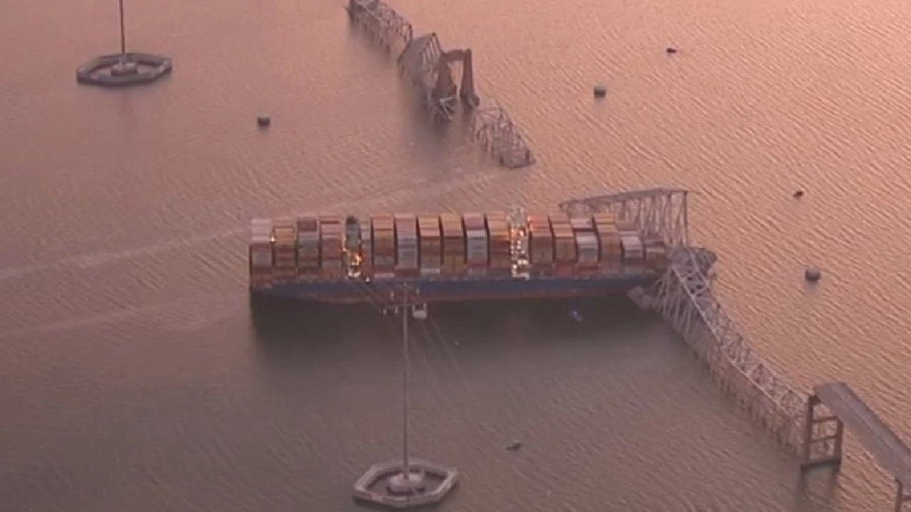 ABD'de kargo gemisinin çarptığı köprü yıkıldı...Dünya bu soruyu soruyor: Rusların parmağı mı var