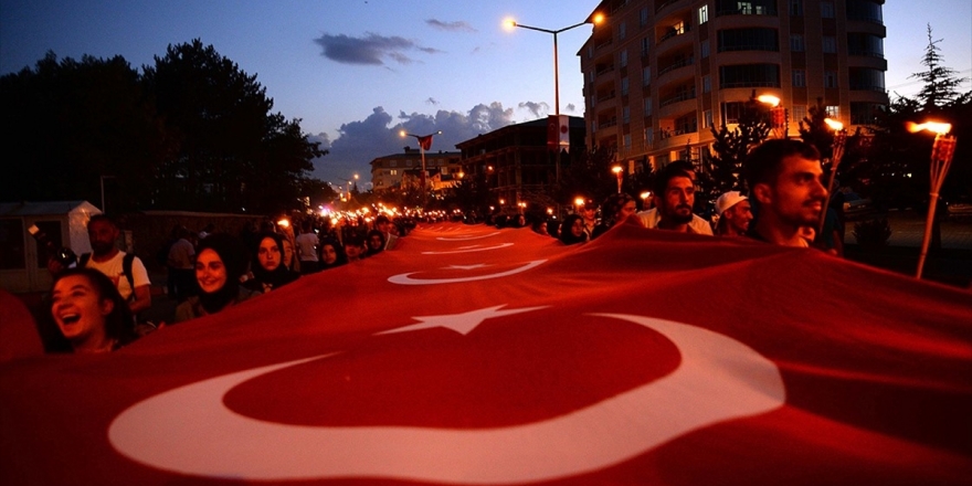 1071 Metrekare Türk Bayrağıyla "Fener Alayı"
