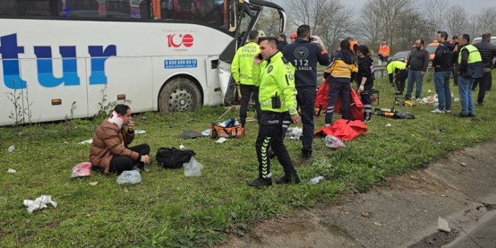 Yolcu otobüsü bariyerlere çarptı, çok sayıda yaralı var