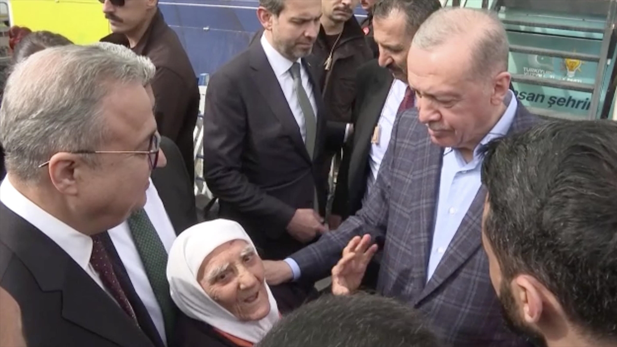 Cumhurbaşkanı Erdoğan Diyarbakır'da yaşlı teyze ile sohbet etti