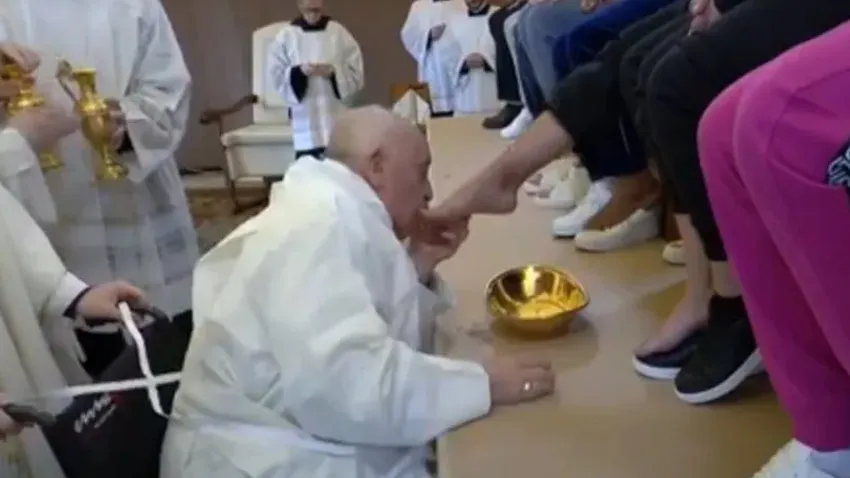 Papa, kadın mahkumların ayağını yıkayıp öptü