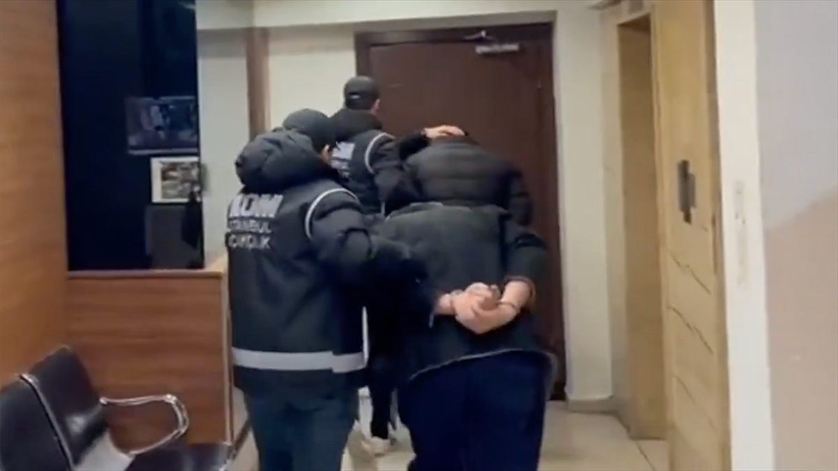 Bakan Yerlikaya, Kırmızı Bültenle Aranan 2 Zanlının "mahzen-23" Operasyonuyla Yakalandığını Bildirdi