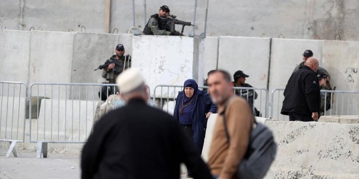 İsrail, Batı Şeria'daki Filistinlilerin Mescid-i Aksa'da Namaz Kılmak İçin Kudüs'e Geçişini Engelledi