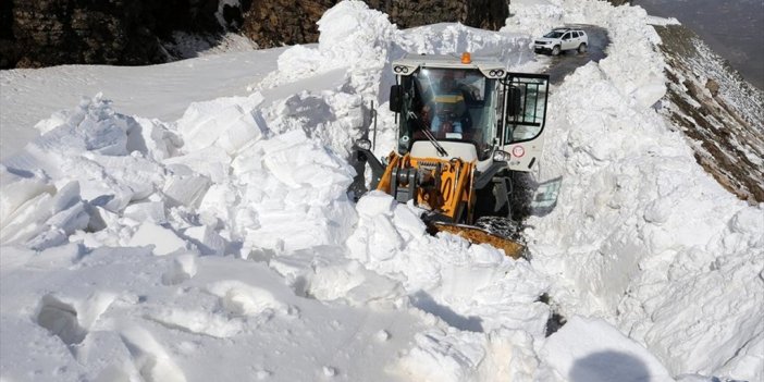 Muş Ve Hakkari'de Ekipler Metrelerce Karın Bulunduğu Yollarda Çalışma Yürüttü